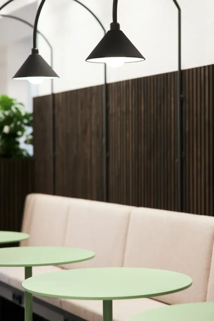 Polsterbank vor dunkler Lamellenwand in der Lobby