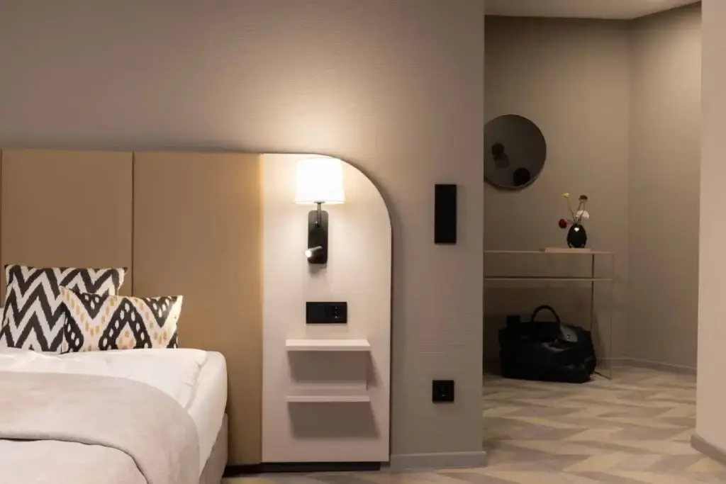 Gästezimmer mit Rundbogennische und gepolstertem Kopfteil im Haus 3