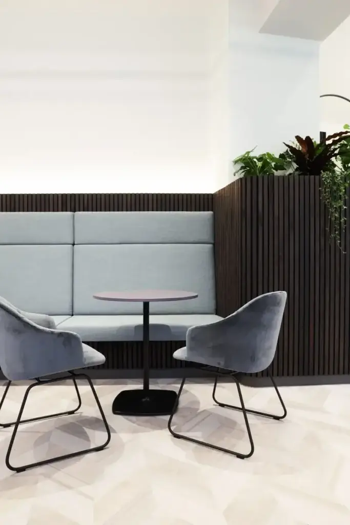 Rückzugsnische mit gepolsterter Wand, Tisch und Sesseln in der Lobby