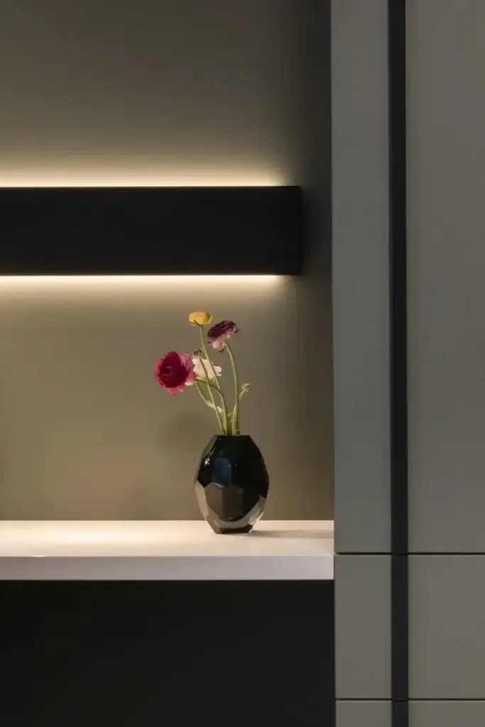 Beleuchtetes Wandboard mit Kristallvase im Haus 3