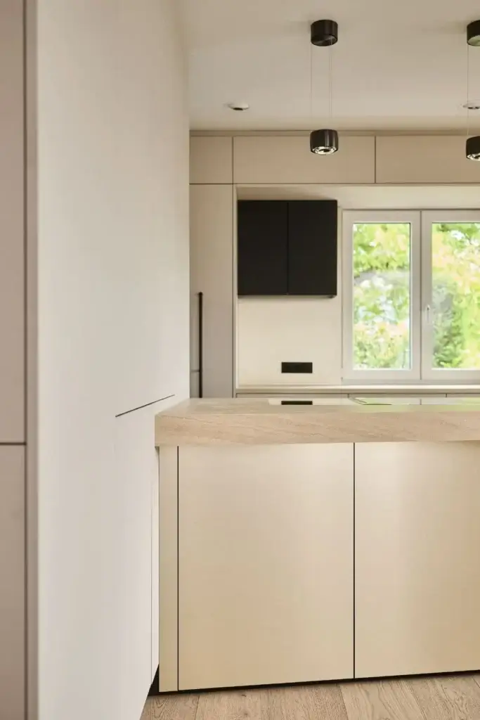 Hochschrank und Kücheninsel in Champagner mit Fenster im Haus R in Fulda
