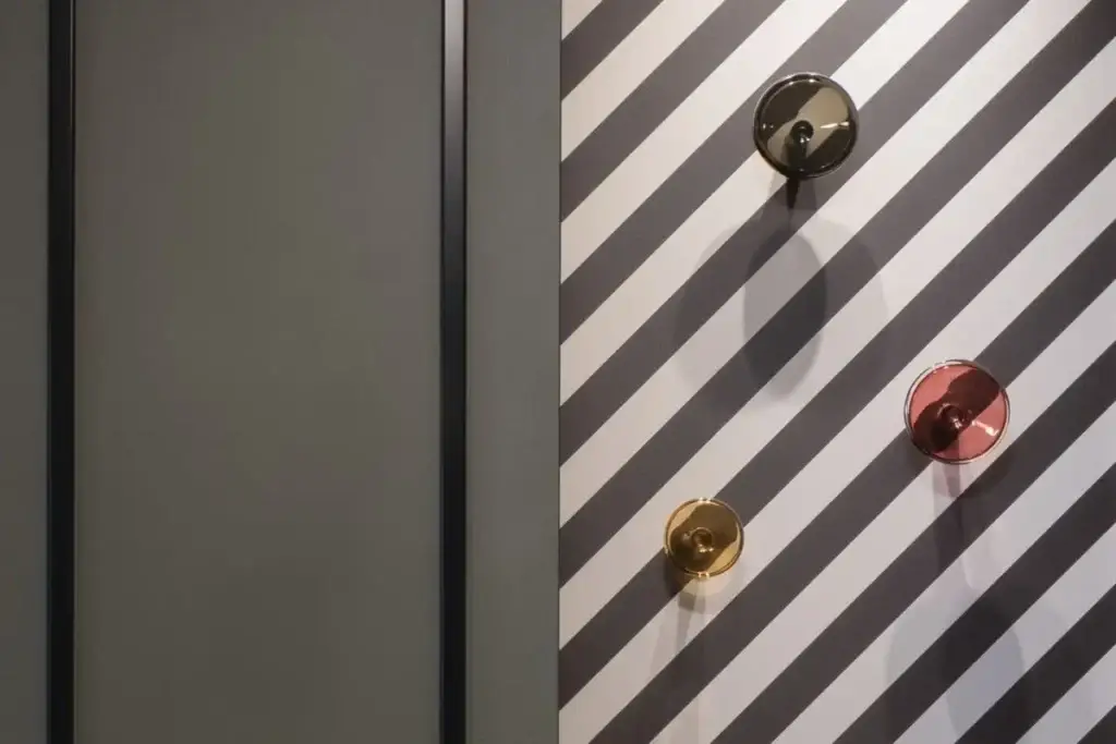 Diagonal gestreifte Wand mit Kugelhaken im Haus 3