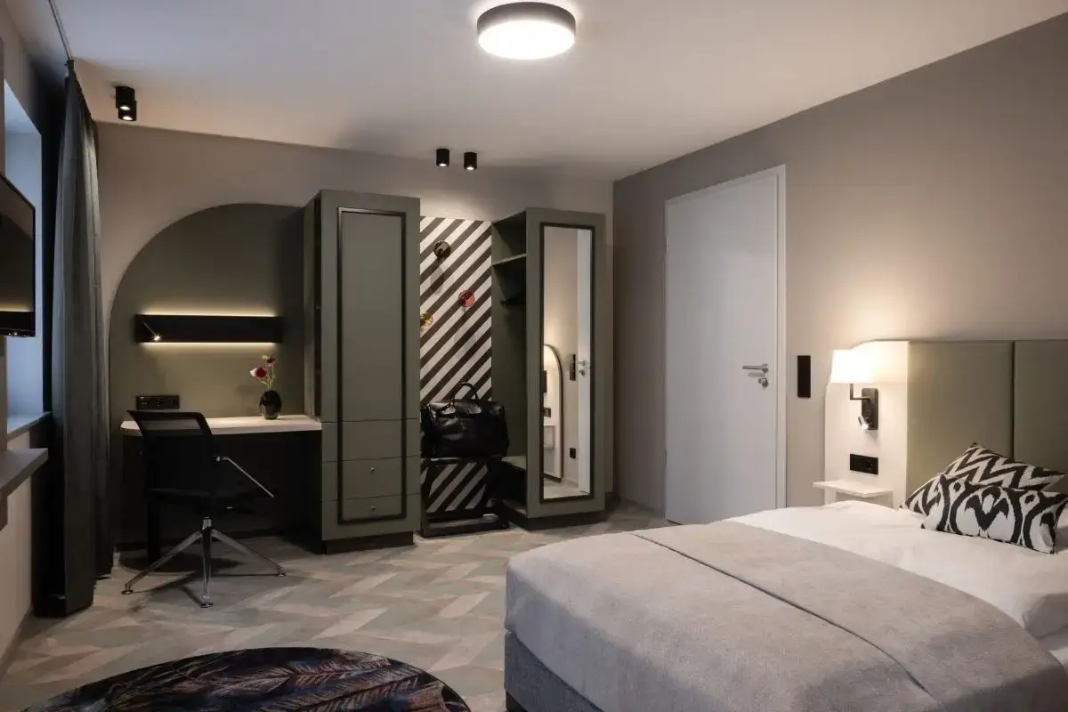 Gästezimmer mit Schreibtisch und Spiegelschrank in Grau im Haus 3