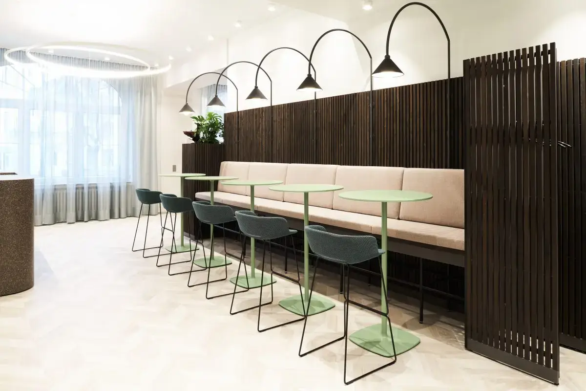 Lobby mit Stehtischen, Bänken und Lichtringen im Haus der Standesbeamten