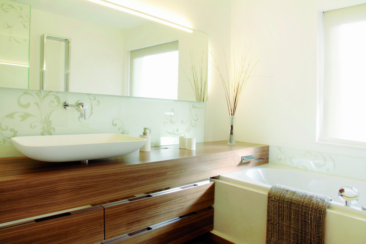Badezimmer mit Waschtisch aus Nussbaumfurnier, Aufsatzbecken und bedruckter Glasrückwand
