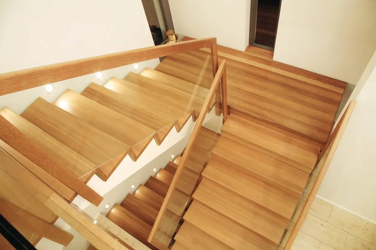 Treppe mit Stufen aus Eiche in der Wohnung R in Flieden