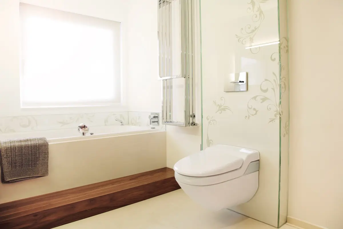 Wand-WC und Ablage aus Nussbaumfurnier im Bad G
