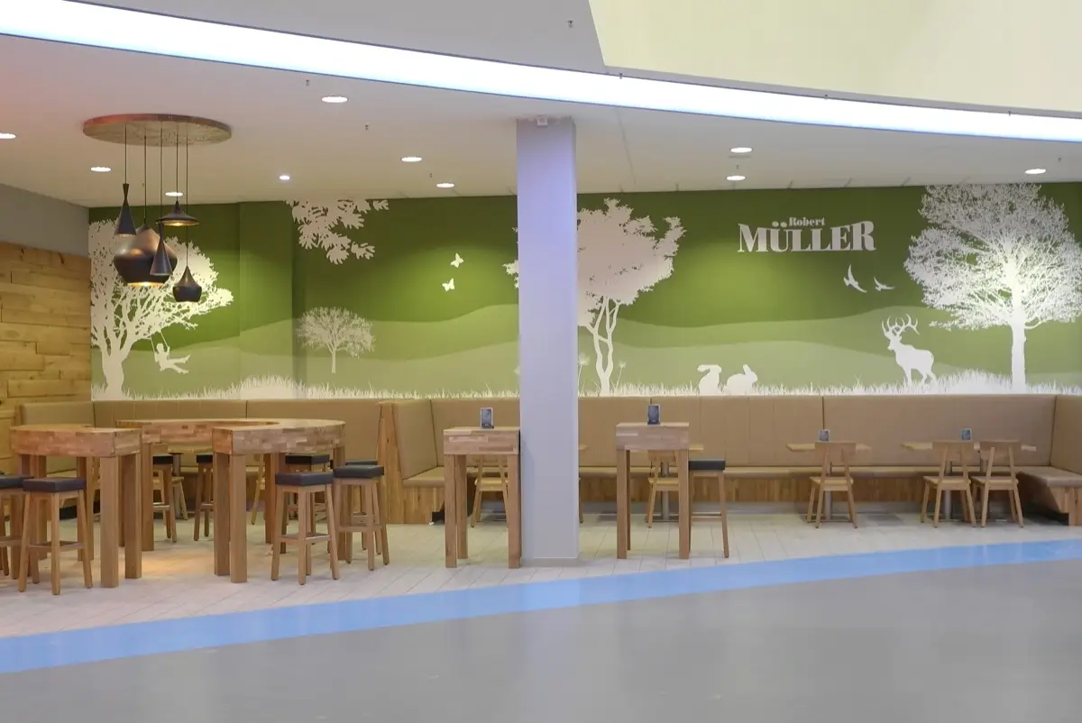 Sitzbereich mit Eichenbänken und Tischen in der Metzgerei Müller in Wetzlar
