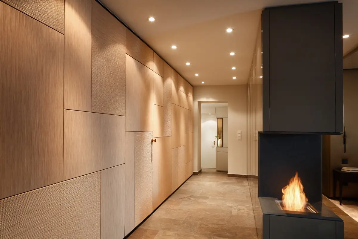 Flur mit Wandverkleidung aus geprägtem Eichenfurnier und Kamin in der Suite A