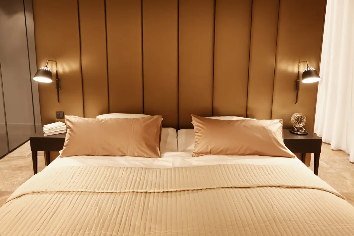 Bett mit raumhohem Rückenpolster in der Suite A in der Rhön