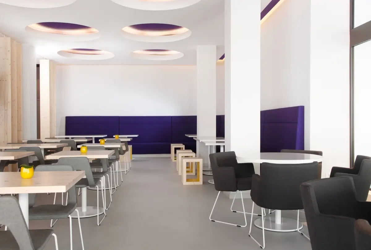 Hohe Polsterbänke an der Wand im Eiscafé Bondi