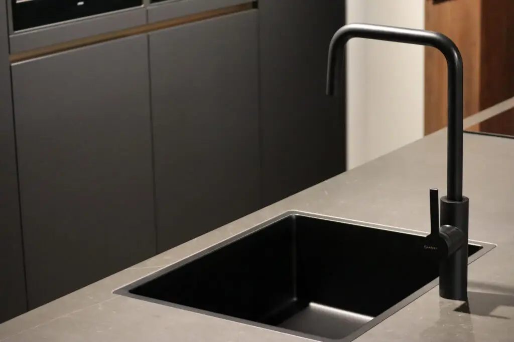 Schwarzes Einbauspülbecken mit schwarzer Küchenarmatur von Caressi