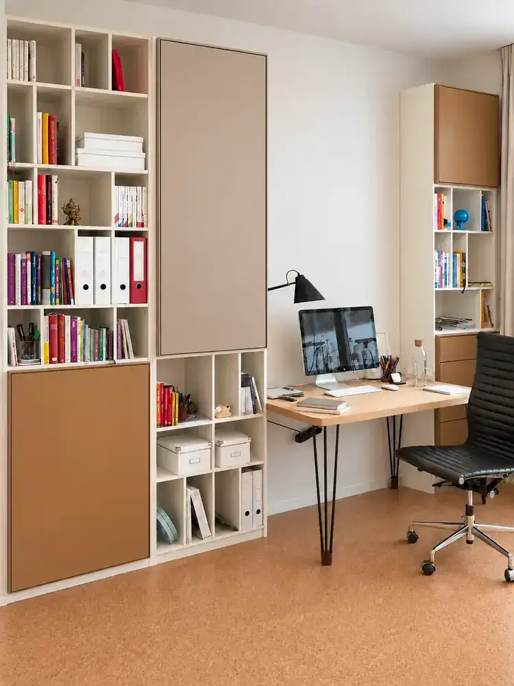 Arbeitszimmer mit Regalwand aus dem Regalsystem H, Klappen in Taupe und Cognac und einem Schreibtisch auf Haarnadelbeinen