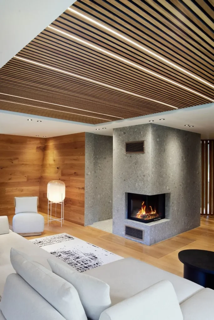 Kamin mit Steinverkleidung vor Wandverkleidung aus Eiche in der Private Wellness Suite in Fulda