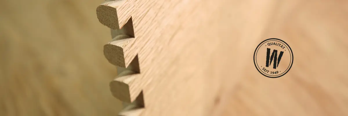 Zinkenverbindung an einem Möbelteil aus Holz
