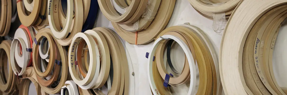 Rollen mit Holzumleimern in der Werkstatt